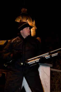 Dennis bewacht die Stadthalle Dennis bewacht die Stadthalle