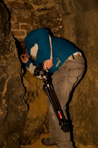 Marvin begutachtet die Höhle