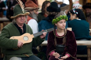 Begeisterter Musiker und interessiertes Mädchen Begeisterter Musiker und interessiertes Mädchen