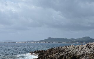 Blick aus einer Steinbucht auf Cala Millor
